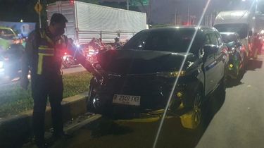 Truk Tak Terkendali di Lampu Merah Tambun, 9 Kendaraan Terlibat Kecelakaan Beruntun