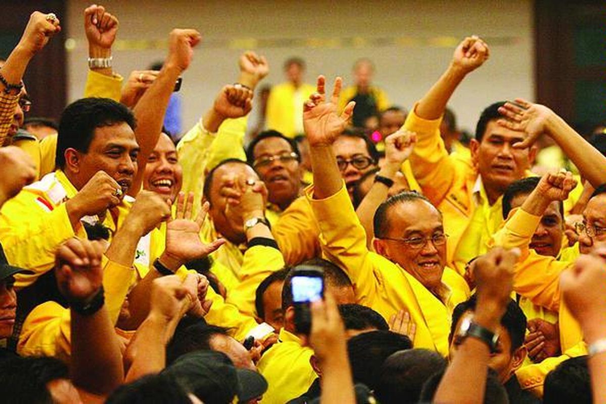 Aburizal Bakrie bersama pendukungnya meluapkan kegembiraan setelah memastikan diri menjadi Ketua Umum DPP Partai Golkar periode 2009-2015 seusai unggul atas kandidat kuat, Surya Paloh, pada lanjutan Musyawarah Nasional VIII Partai Golkar di Pekanbaru, Riau, Kamis (8/10) dini hari. Aburizal Bakrie mendapat 296 suara, sedangkan Surya Paloh memperoleh 240 suara.