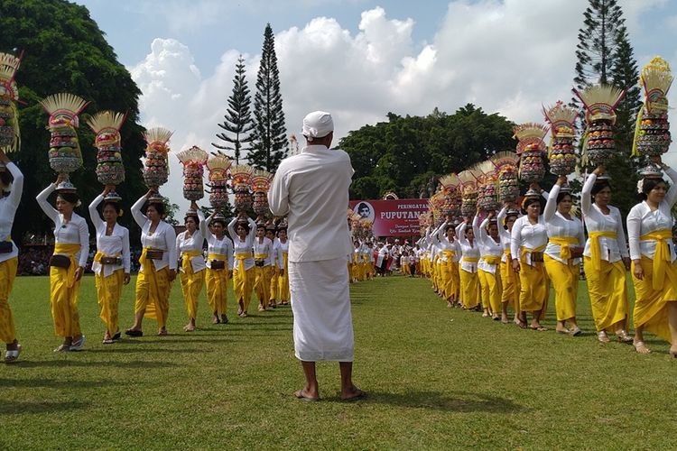 Selepas upacara nasional, warga Desa Adat Kelaci melanjutkan sesi peringatan Hari Puputan Margarana dengan serangkaian ritual adat.