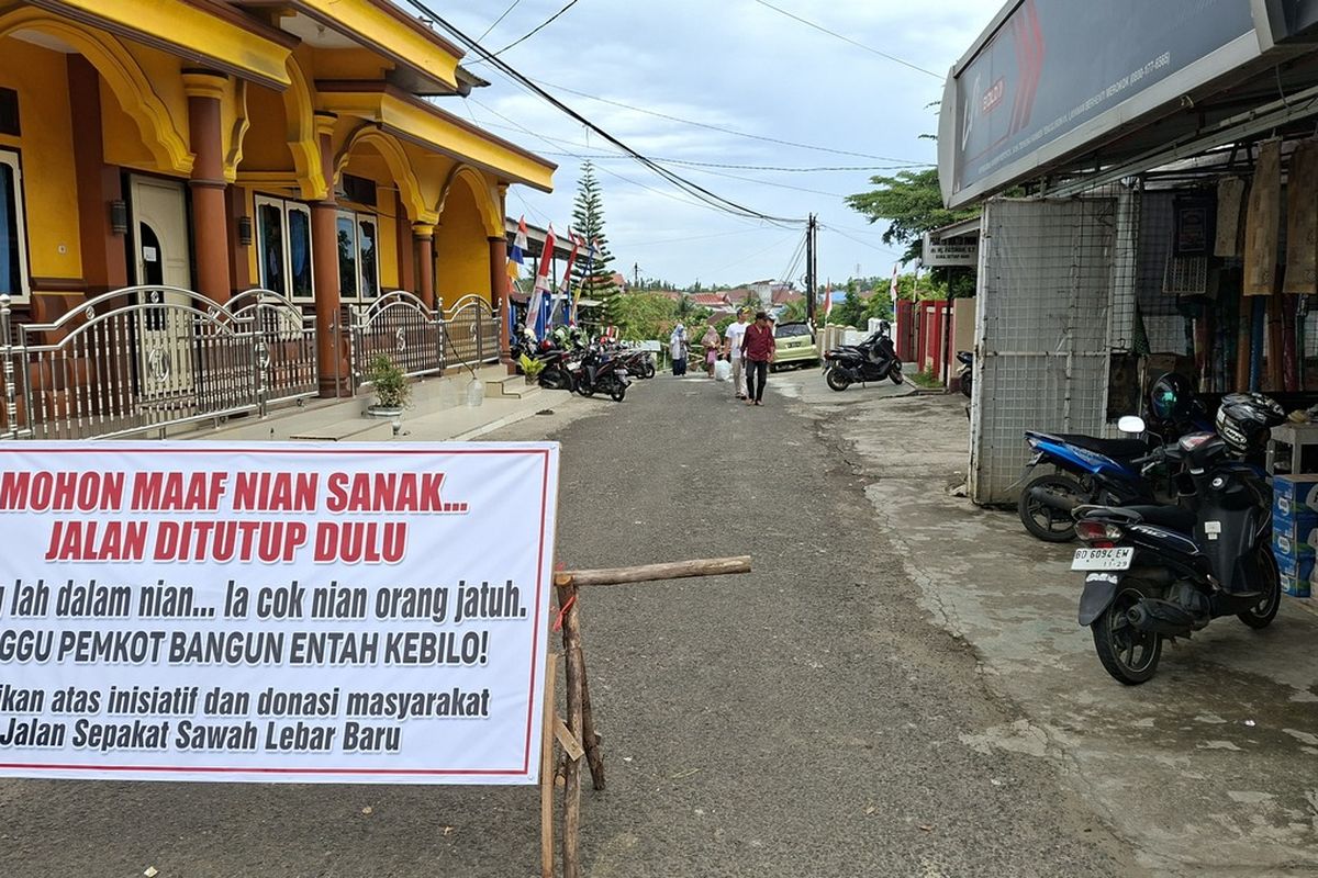 Warga Kotoa Bengkulu terpaksa menutup jalan karena sedang diperbaiki secara mandiri