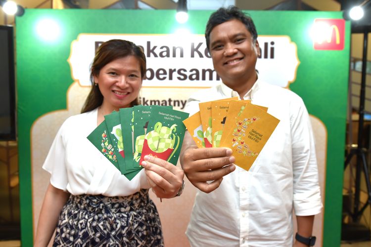 Thomas Syahreza (Associate Director of Digital McDonald's Indonesia) & Caroline Kurniadjaja (Associate Director of Marketing McDonald's Indonesia) dengan Amplop Lebaran versi McDonald's.