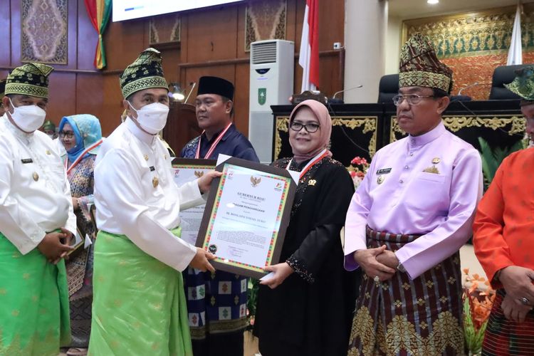 Gubernur Riau Syamsuar menyerahkan penghargaan kepada keluarga tokoh pejuang Riau pada Hari Ulang Tahun (HUT) ke-65 Provinsi Riau.

