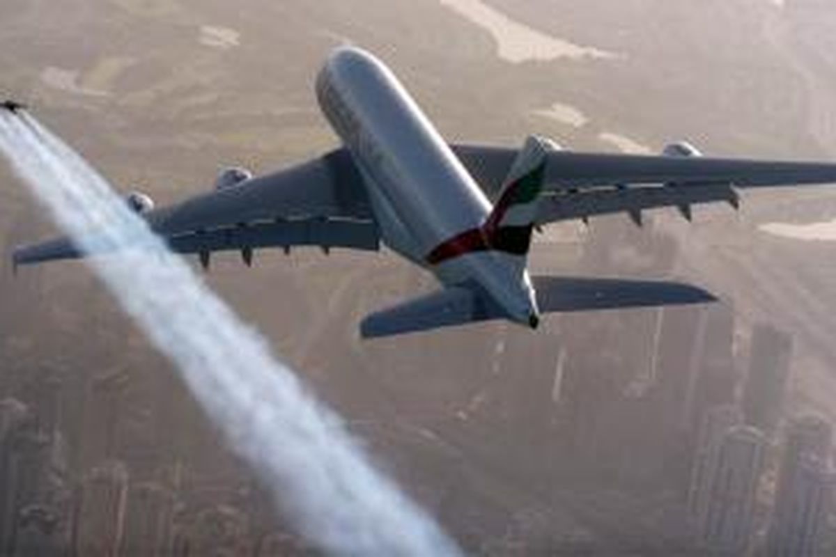 Dua orang pilot Jetpack terbang berdampingan dengan sebuah pesawat Superjumbo Airbus A380 dalam sebuah video promosi.