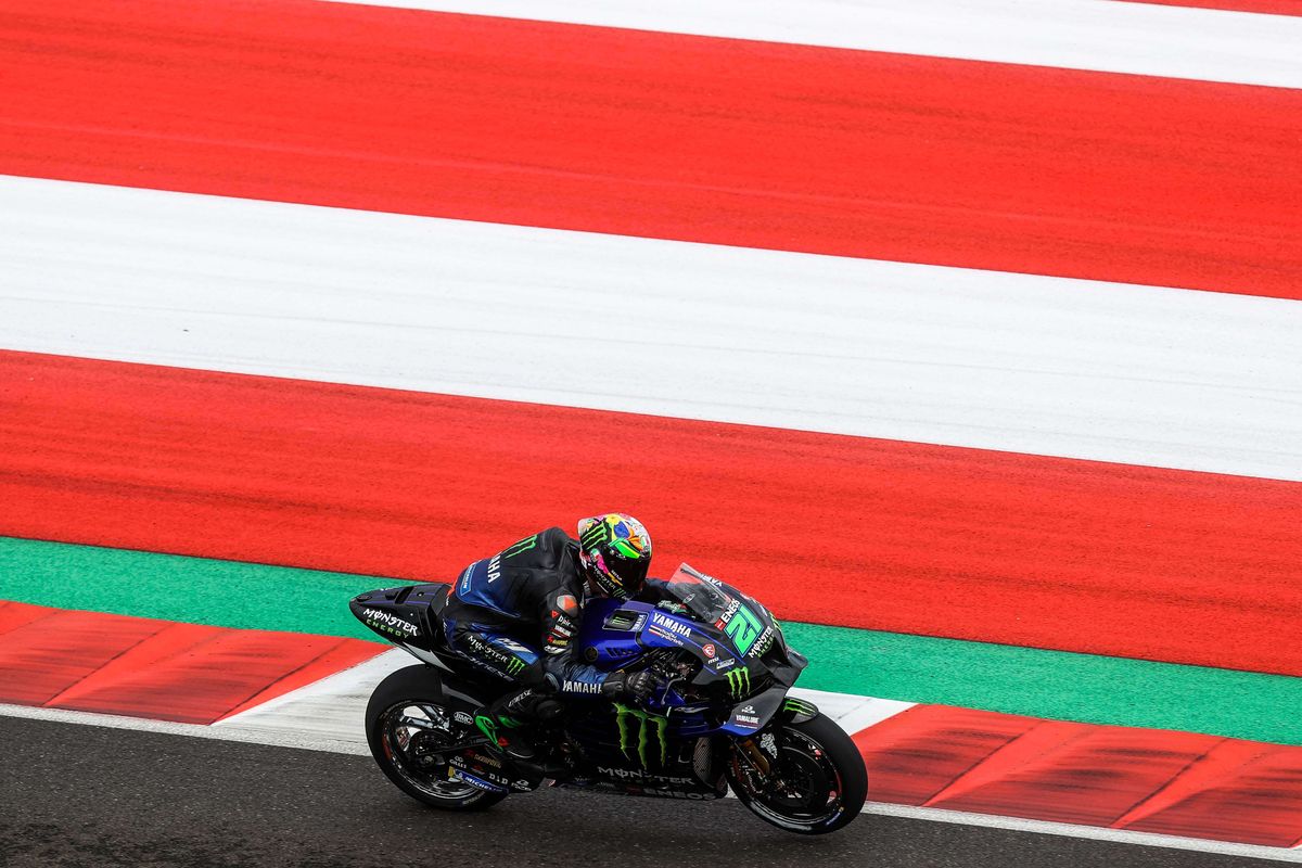 Pebalap Monster Energy Yamaha, Franco Morbidelli memacu sepeda motornya saat sesi latihan bebas 1 MotoGP seri Pertamina Grand Prix of Indonesia 2022 di Pertamina Mandalika International Street Circuit, Lombok Tengah, NTB, Jumat (18/3/2022). Quartararo dan Morbidelli menempati posisi dua teratas dalam hasil gabungan latihan bebas alias free practice (FP) 1 dan 2 MotoGP Mandalika.