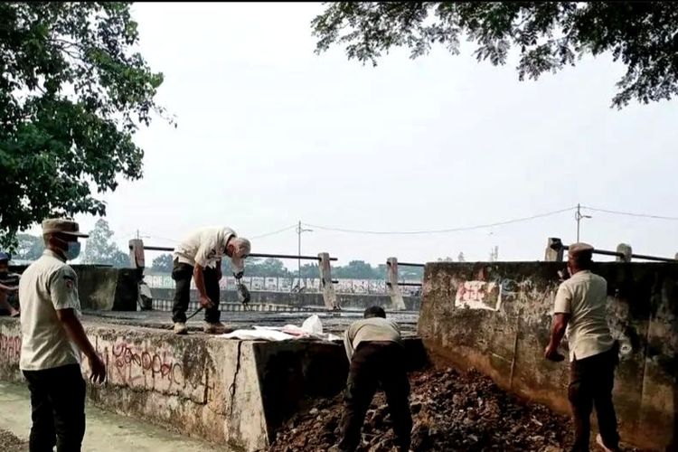 Satpol PP Cengkareng membongkar jalur melintas pedagang kaki lima (PKL) di dekat Jembatan Mati, Jalan Daan Mogot, Kali Mookevart, Rawa Buaya, Cengkareng, Jakarta Barat. 