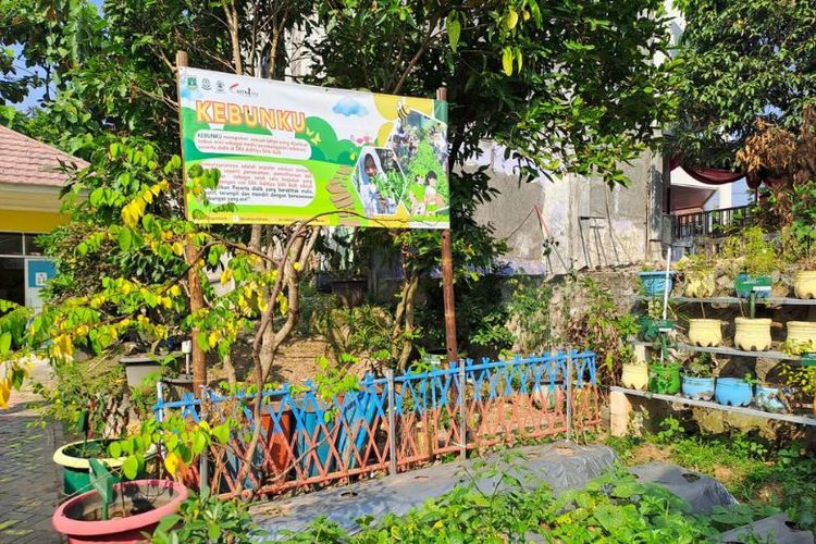 Fasilitas kebun di area SKh Aditiya Silih Asih. Fasilitas ini merupakan hasil inovasi sekolah ini bagian dari kegiatan CSR Astra Infra pada pilar pendidikan. 
