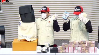 KPK Pamerkan Barang Sitaan OTT Bea Cukai: Ada Gepokan Uang, Logam Mulia dan Tas LV