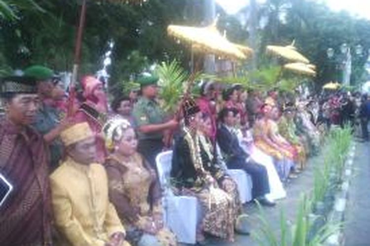 16 pasangan pengantin saat duduk di depan gedung agung yogyakarta, menunggu acara ijab qobul
