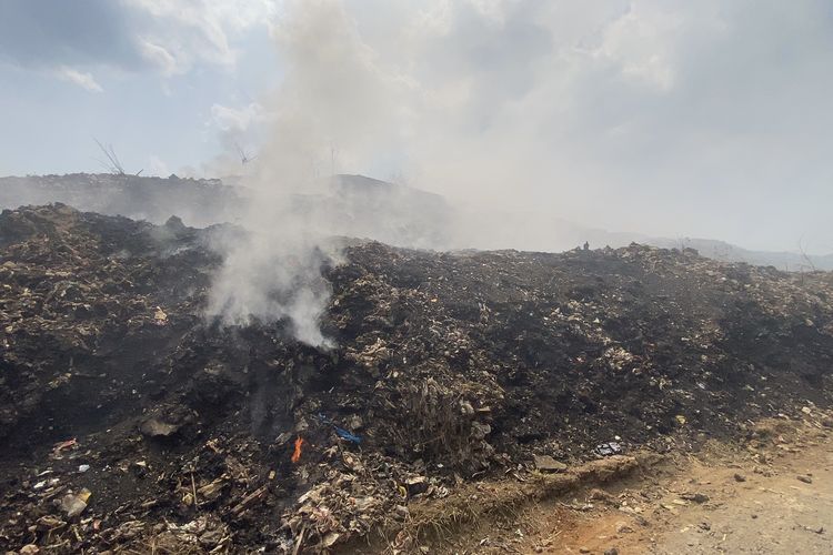 Kebakaran di TPA Cikundul Sukabumi Sulit Dipadamkan, Didominasi Material Sampah Plastik dan Gas Metana