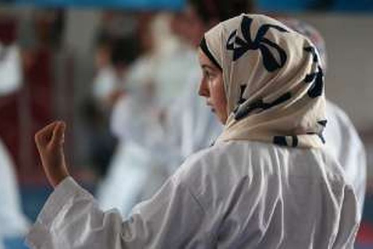 Salah seorang siswi perempuan di Gaza City mengikuti latihan karate di Dojo Al-Masthal pada 3 September lalu. 
