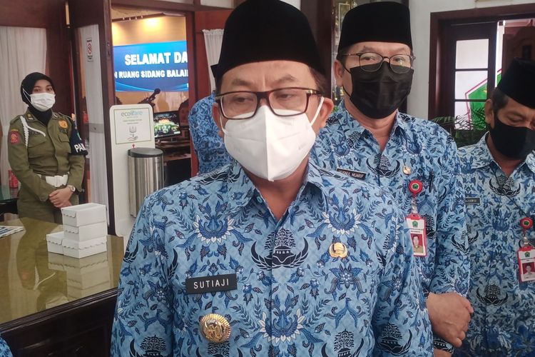 Wali Kota Malang Drs. H. Sutiaji saat diwawancarai awak media, Senin (17/1/2022) di Balai Kota Malang.