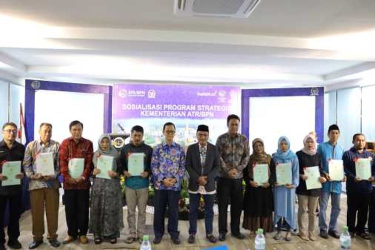 Masyarakat penerima sertifikat tanah di Sukabumi, Jawa Barat.