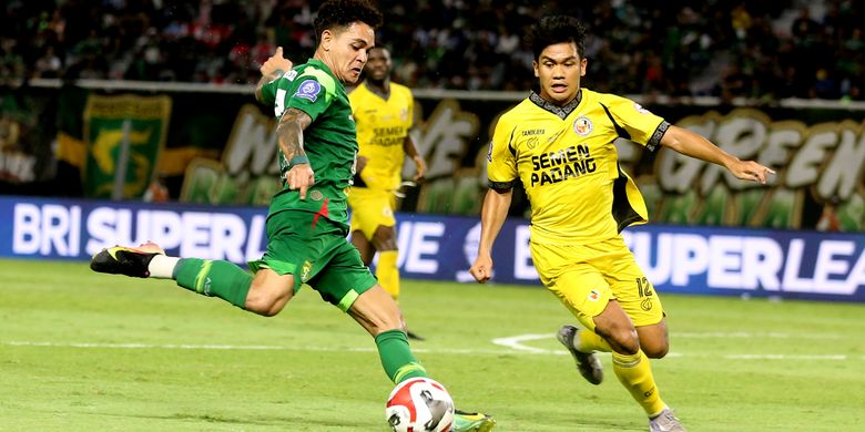 Pemain Persebaya Surabaya Gali Freitas dijaga pemain Semen Padang pada laga pekan ke-6 Super League 2025-2026 yang berakhir dengan skor 1-0 di Stadion Gelora Bung Tomo Surabaya, Jawa Timur, Jumat (19/9/2025) malam.