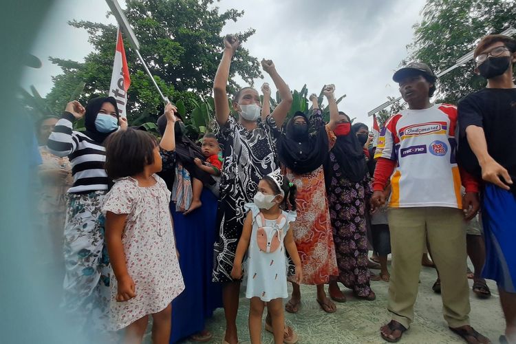 Warga Lingkungan Kemang, RT 04/23, Kelurahan Semur Pecung, Kecamatan Cipocok Jaya, Kota Serang, Banten mengeluhkan aktifitas pabrik pengolahan limbah oli bekas PT Raja Goedang Mas.