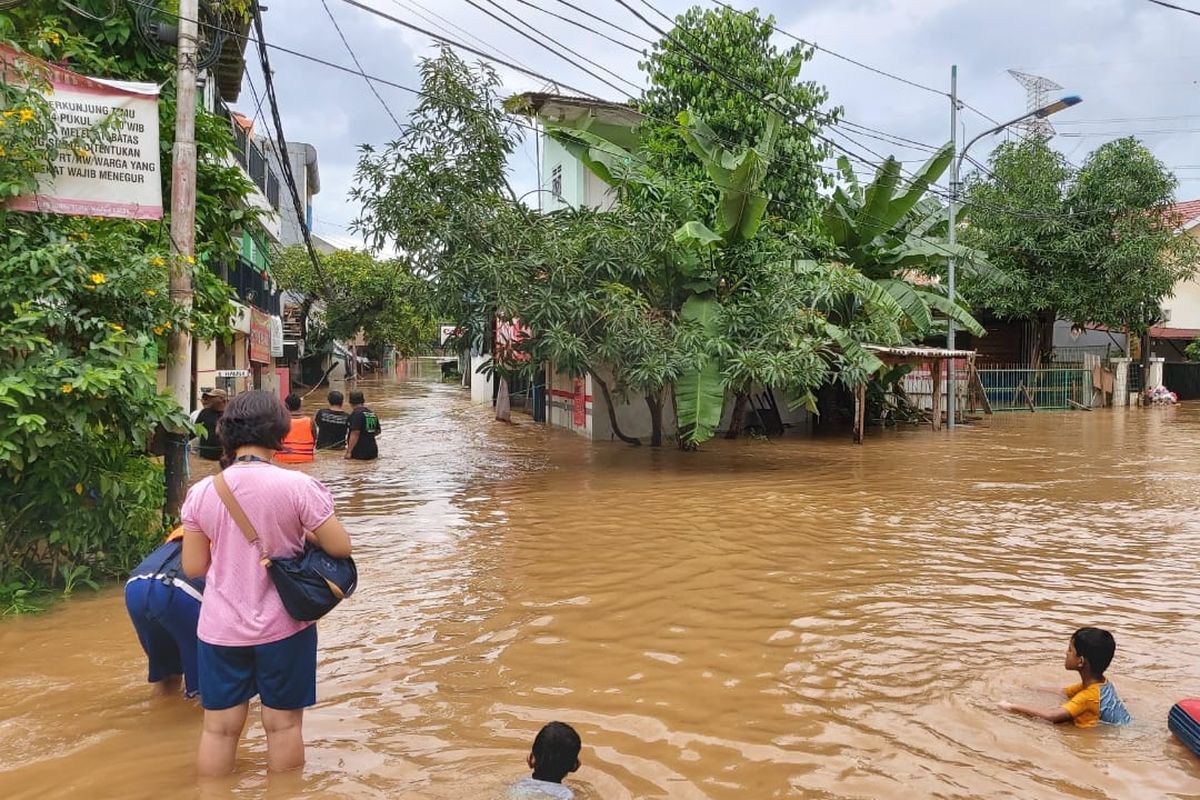 Banjir di RW 03, Kelurahan Cipinang Melayu, Kecamatan Makasar, Jakarta Timur, Selasa (25/2/2020).