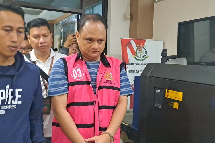 Terpidana Korupsi Proyek Pembangunan Jalan Poros dan Jembatan Pangalla, Kabupaten Toraja Utara, Harinto Parrung alias Harry saat Digiring ke dalam Mobil Tahanan, Selasa (18/4/2023)