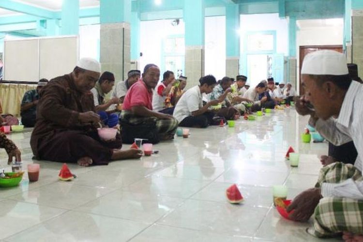 Buka bersama dengan hidangan khas Bubur India di salah satu masjid tertua, Masjid Pekojan, Semarang.