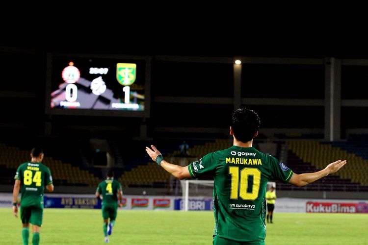 Pemain Persebaya Surabaya Taisei Marukawa melakukan selebrasi seusai menjebol gawang Persija Jakarta pada pertandingan pekan kesembilan Liga 1 2021-2022 yang digelar di Stadion Manahan, Solo, Selasa (26/10/2021) malam.