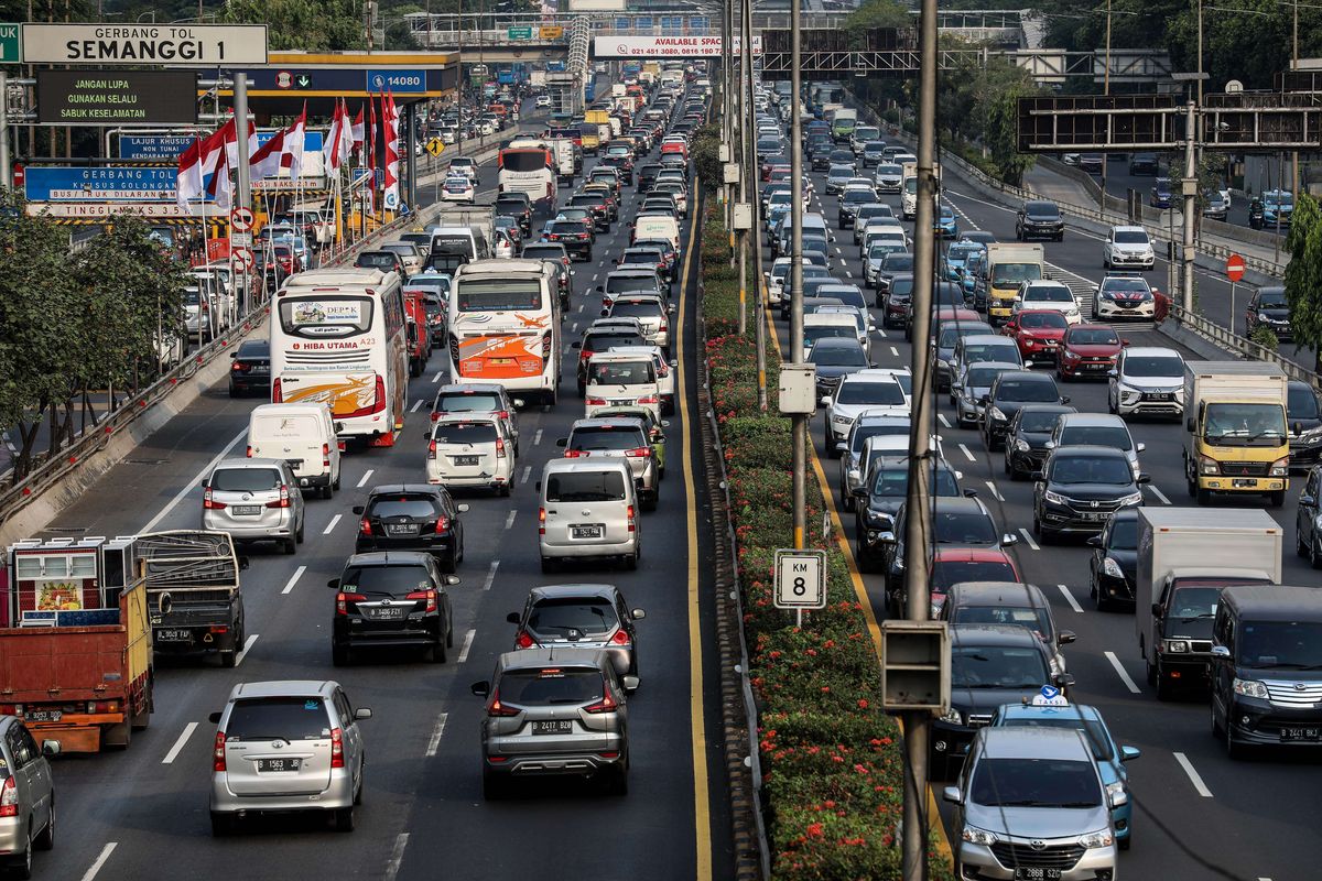 Kendaraan bermotor melambat akibat terjebak kemacetan di kawasan Gatot Subroto, Jakarta Pusat, Kamis (8/8/2019). Pemerintah Provinsi DKI Jakarta memutuskan untuk memperluas sistem pembatasan kendaraan bermotor berdasarkan nomor polisi ganjil dan genap. Sosialisasi perluasan ganjil genap dimulai dari 7 Agustus hingga 8 September 2019. Kemudian, uji coba di ruas jalan tambahan dimulai pada 12 Agustus sampai 6 September 2019.