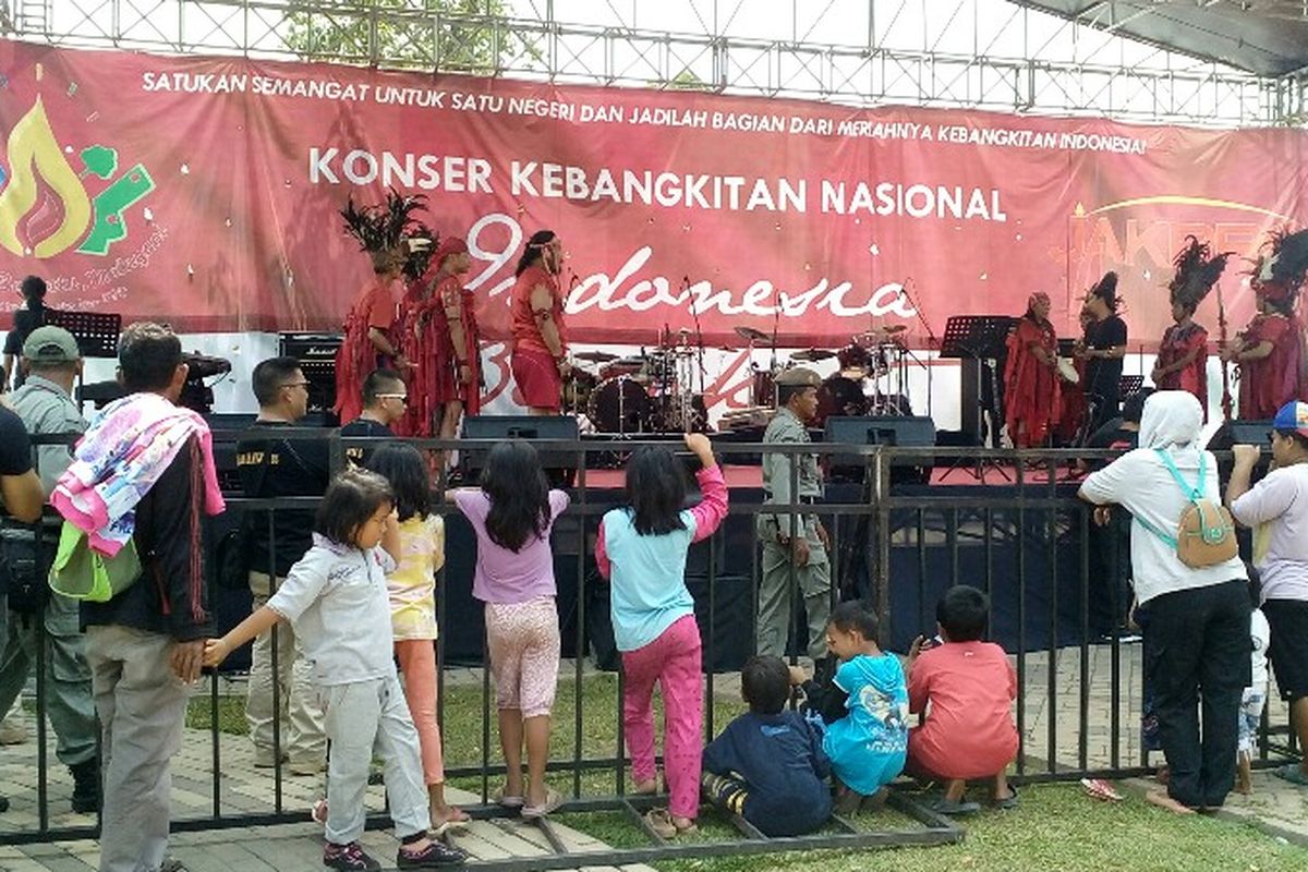 Sejumlah anak yang menyaksikan proses cek panggung para seniman Cakalele, di Konser Kebangkitan Nasional, Sabtu (20/5/2017).