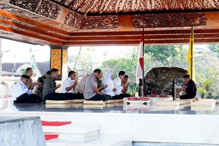 Wakil Presiden Gibran Rakabuming Raka bersama Gubernur Jawa Timur Khofifah Indar Parawansa, Wali Kota Blitar Syauqul Muhibbin, dan Bupati Blitar Rijanto berziarah ke Makam Bung Karno di Kelurahan Bendogerit, Kota Blitar, Rabu (18/6/2025) pagi