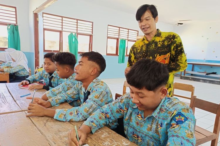 Cerita Guru SMPN 2 Sidorejo Mengetuk Pintu Rumah demi Tujuh Murid, Ikhtiar Sunyi Menjaga Mimpi Anak-anak Lereng Lawu