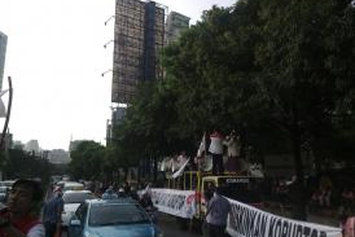 Suasana arus lalu lintas di depan Pengadilan Tipikor, Jakarta, Jumat (9/5/2014).
