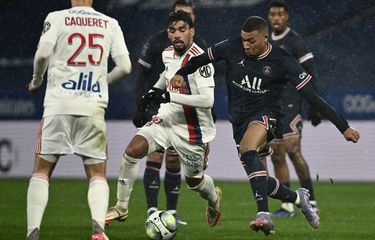 Penyerang PSG, Kylian Mbappe, berebut bola dengan gelandang Lyon, Lucas Paqueta, dalam laga Liga Perancis 2021-2022 di Stadion Groupama 9 Januari 2022.