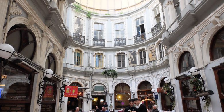 Cicek Paseji, bangunna dari abad 19 di Jalan Istiklal, Istanbul, Turki.