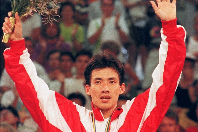Tunggal putra Indonesia Alan Budikusuma setelah memenangi pertandingan melawan petenis Denmark T.S. Lauridsen pada Olimpiade 1992 di Barcelona pada 4 Agustus 1992. Selanjutnya, Alan saat itu berhasil meraih emas Olimpiade.