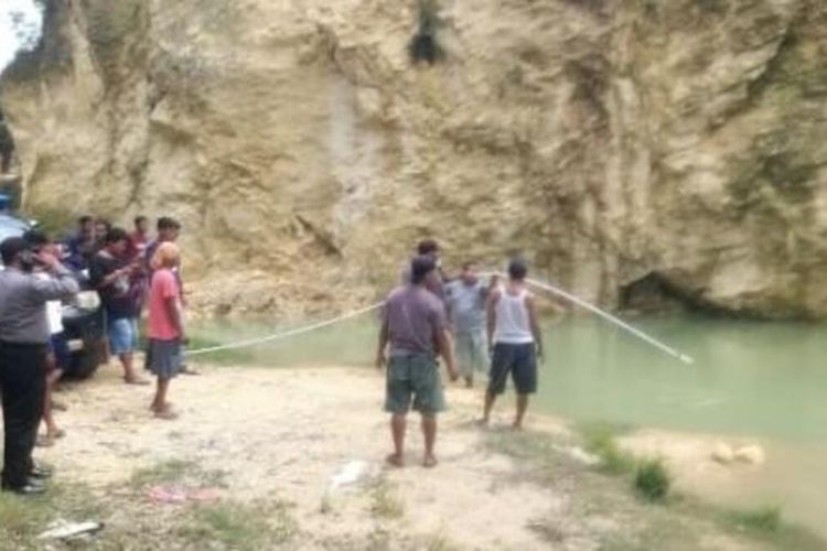 Aldi (19) remaja Desa Kapung, Kecamatan Tanggungharjo, Kabupaten Grobogan, Jawa Tengah tewas tenggelam di sebuah kubangan bekas galian C di Desa Mrisi, Kecamatan Tanggungharjo, Grobogan, Rabu (20/1/2021). 