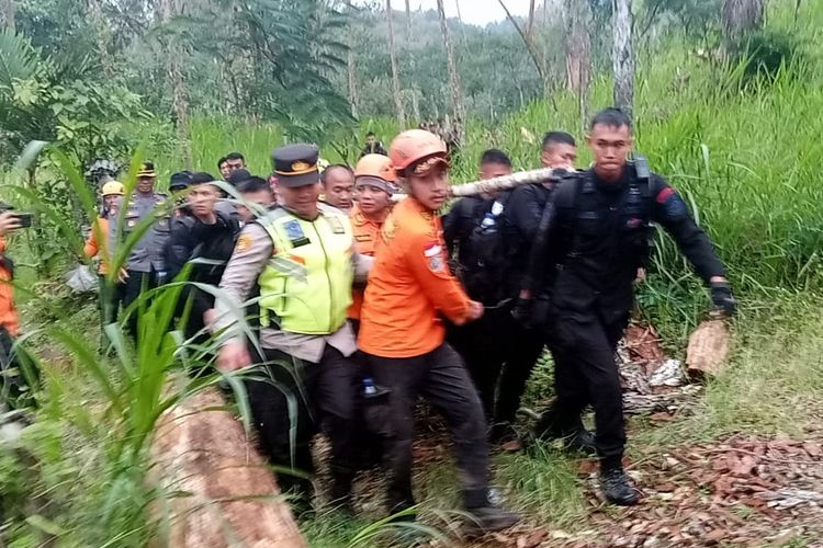 Tim SAR Gabungan menurunkan jasad pendaki yang tewas di puncak Gunung Agung, Kabupaten Karangasem, Provinsi Bali, pada Kamis (14/3/2024).