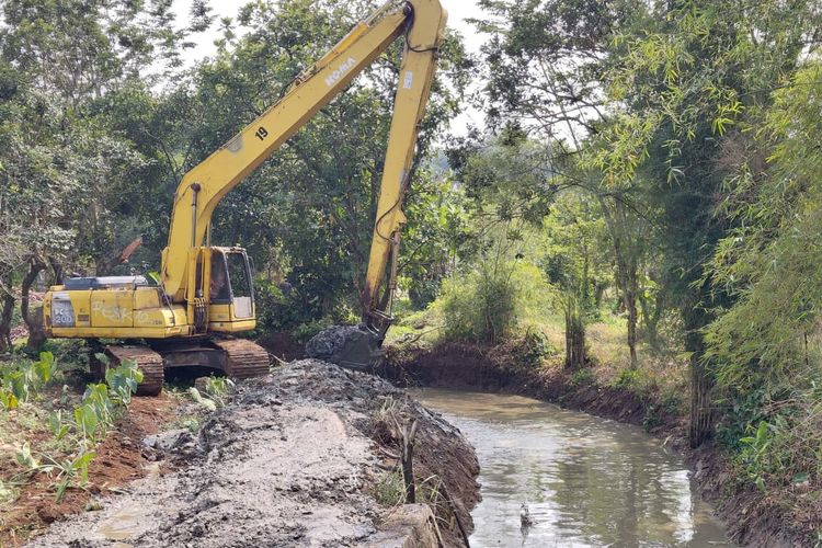 Normalisasi Kali Cibeuteung di Rancabungur Bogor, Petugas Keruk Lumpur Hingga Sampah Pakai Escavator