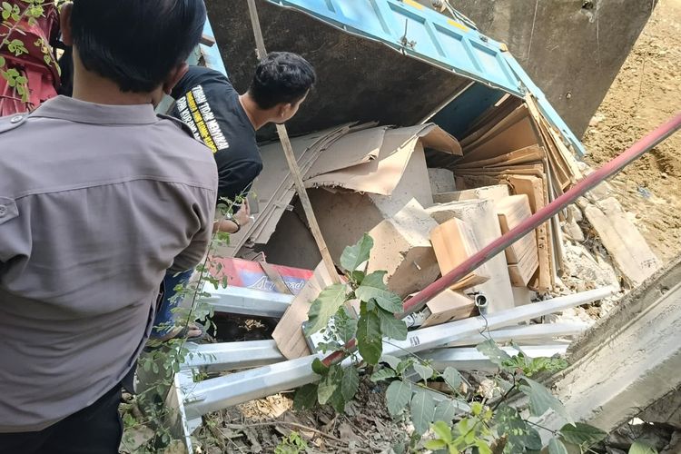 Truk yang membawa beton dan alat penerangan jalan jatuh ke sungai, usai jembatan yang dilintasi di Desa Jubel kidul, Kecamatan Sugio, Lamongan, Jawa Timur, ambruk.