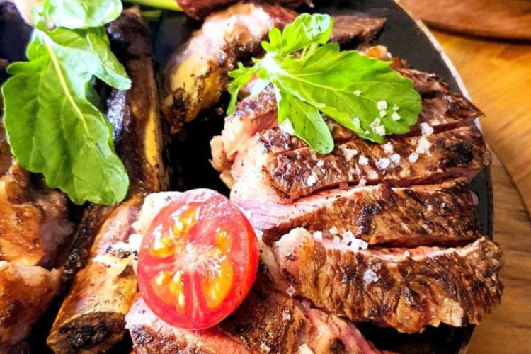 Steak dry aged yang disajikan Puerta 26 Sanur