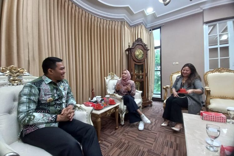 Wali Kota Samarinda, Andi Harun saat berbincang santai dengan perwakilan Kompas.com dari Jakarta, Lia Tri Lestari dan Lina Sujud di Balai Kota Samarinda, Kaltim, Kamis (22/9/2022).