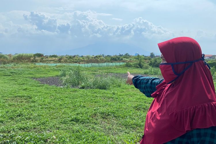 Sumarlin (47) saat menunjukkan lokasi pengeboran sumur minyak gas  yang membuat rumahnya rawan banjir karena penurunan tanah.