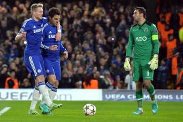 Gelandang Chelsea, Cecs Fabregas (tengah) saat merayakan golnya ke gawang Sporting Lisbon pada matchday keenam Grup G Liga Champions di Stamford Bridge, Rabu (10/12/2014). 