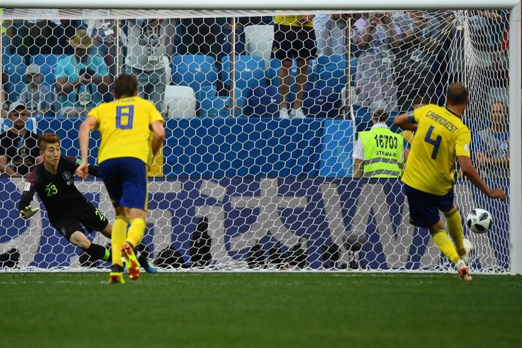 Andreas Granqvist sukses mengeksekusi penalti ke gawang Cho Hyun-woo pada laga Swedia vs Korea Selatan di Stadion Nizhny Novgorod, 18 Juni 2018. 