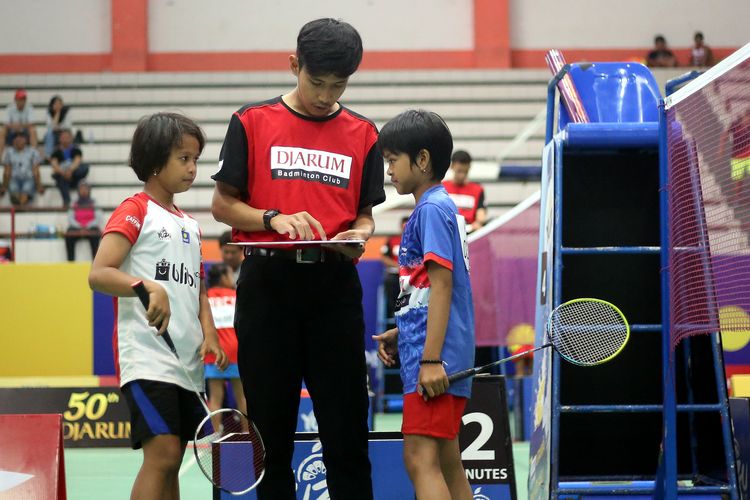 Ayusyah Fajrina Maharani (Cirebon) dan Nadhifa Nur Zahra (Cilacap), dua peserta U-11 Putri, mendapatkan pengarahan dari wasit jelang mengikuti Tahap Turnamen Audisi Umum Beasiswa Bulutangkis 2019, di GOR Satria, Purwokerto, Jawa Tengah, Senin (9/9/2019) pagi.