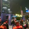 Satpol PP Bongkar Reklame Tak Berizin di Atas Bangunan Pos Polisi
