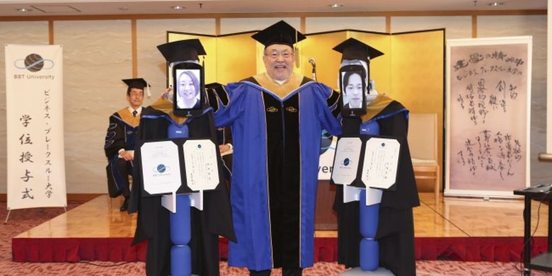 Presiden BBT University berfoto bersama wisudawan yang diwakili oleh robot dan video call