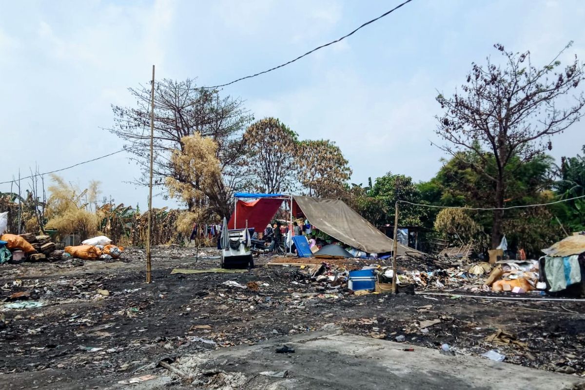 Kondisi lapak pengepul barang bekas di Pondok Aren, Tangerang Selatan, usai dilanda kebakaran, Kamis (2/9/2021).).