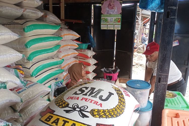 Pedagang beras di Pasar Cileunyi, Kabupaten Bandung, Jawa Barat mengeluhkan penjualan yang semakin menurun lantaran harga beras mulai melonjak.