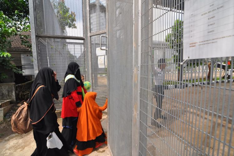 Sejumlah orang memasuki gerbang Lembaga Pemasyarakatan Gunung Sindur, Bogor, Jawa Barat, Rabu (23/1/2019).