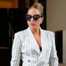 Lady Gaga Tampil Elegan dalam Suit Putih dan Sepatu Super Tinggi