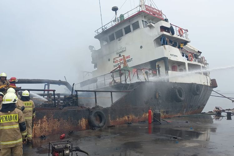 Kapal pengangkut BBM di Pelabuhan KBN Marunda terbakar. Selasa (2/3/2024)