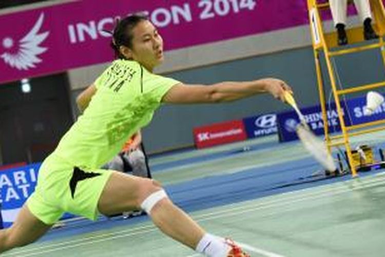 Pebalap tunggal putri Tiongkok, Wang Yihan, berusaha mengembalikan kok ke arah pemain Tiongkok, Li Xuerui, pada laga final Asian Games 2014 di Gyeyang Gymansium, Incheon, Korea Selatan, Minggu (28//9/2014).