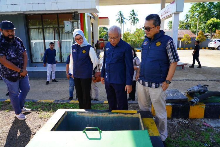 Kepala BPH Migas Erika Retnowati dan Anggota Komite BPH Migas Iwan Prasteya Adhi memantau stasiun pengisian bahan bakar umum (SPBU) di Kabupaten Sorong, Papua Barat Daya, Kamis (23/11/2023).