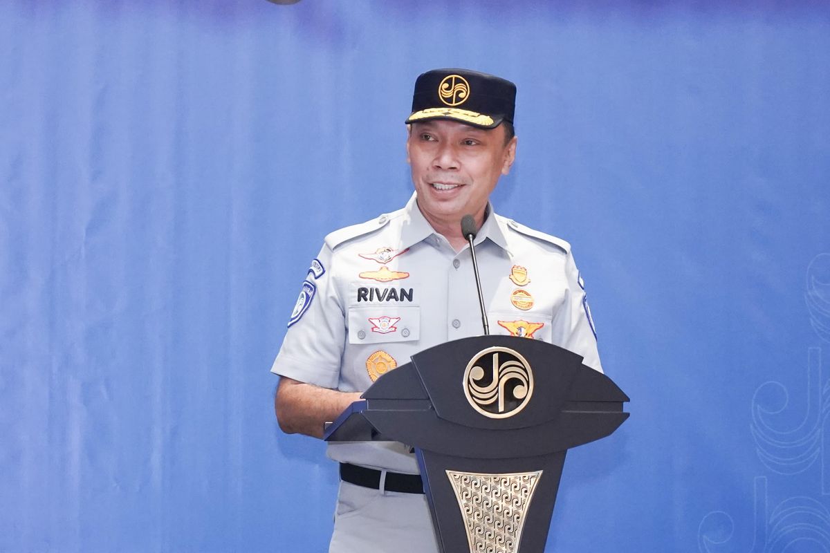 Direktur Utama Jasa Raharja Rivan A Purwantono memberikan arahan pada Apel Pengamanan Mudik Idul Fitri 1445 Hijriah di Kantor Pusat Jasa Raharja, Kuningan, Jakarta Selatan, Senin  (01/04/2024)